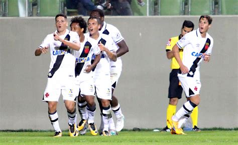 Paulinho Marca Dois Gols E Garante A Vit Ria Do Vasco Sobre O Atl Tico Mg