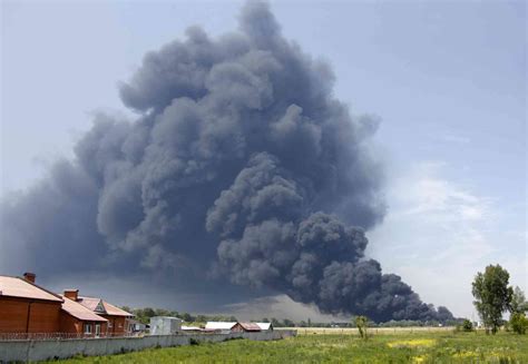 En images lincendie dun dépôt pétrolier près de Kiev