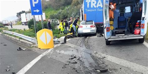 Messina Terribile Scontro Auto Tir In Autostrada Ferito Un Uomo Di