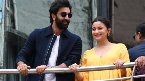 Pregnant Alia Bhatt With Ranbir Kapoor Glows And Flashes Her Pretty