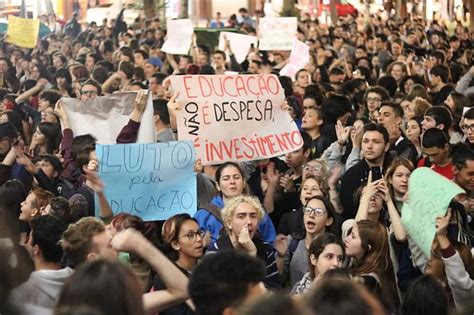 Como foram as manifestações em defesa da educação e contra Especiais