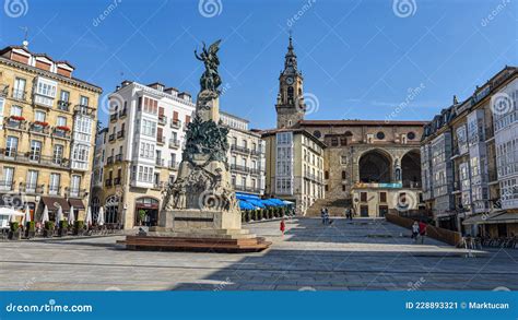 Monumento A La Batalla De Vitoria Y Plaza De La Virgen Blanca Foto