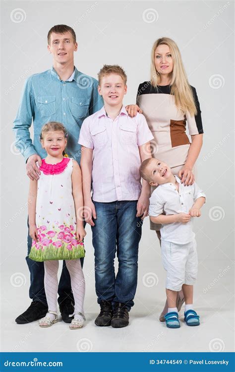 Famille Heureuse De Cinq Personnes Image Stock Image Du Beau