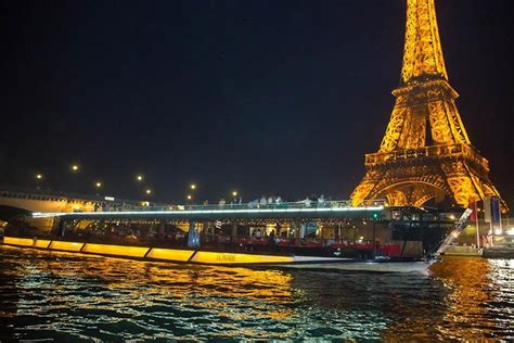 Abendessen Auf Einem Boot Um Uhr Mit Einer Kreuzfahrt Auf Der