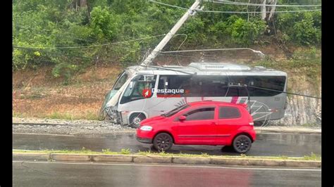 Em Cajamar motorista perde controle da direção e bate em poste