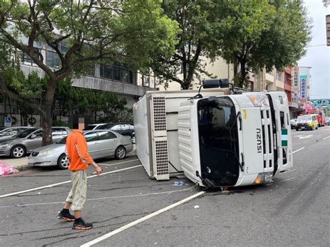 影／桃園台一線大貨車撞分隔島翻覆 2人輕傷、南下回堵 社會萬象 社會 聯合新聞網