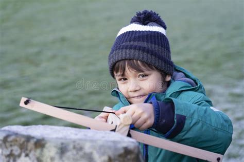 Retrato De Un Ni O Feliz Con La Cara Sonriente Parado Detr S De Una