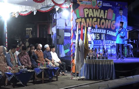 Pj Bupati Barsel Lepas Peserta Pawai Tanglong Bagarakan Sahur