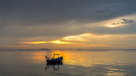 Barco Dos Peixes Por Do Sol No Litoral Imagem De Stock Imagem De