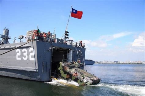 左營軍港 Aav7兩棲登陸突擊車涉水登上中和軍艦 Ettoday軍武 Ettoday東森新聞雲