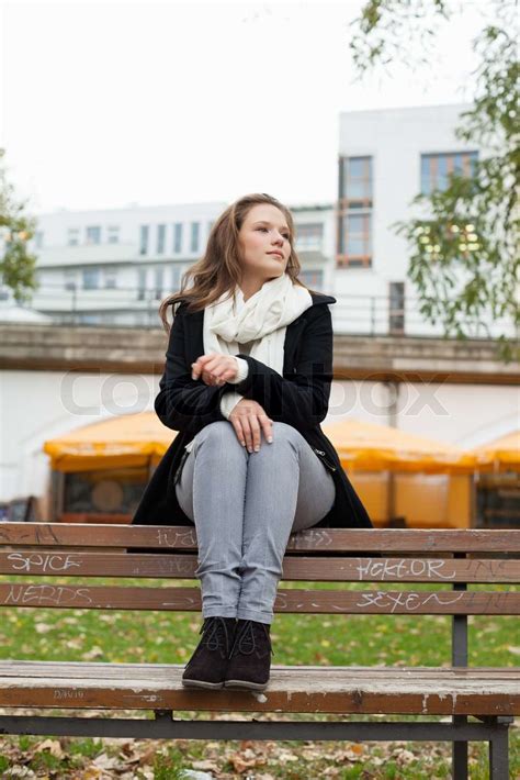 Nachdenkliche Frau Sitzt Auf Der Parkbank Stock Bild Colourbox