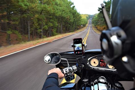 Une pompe à fric près de 1 500 motards ont manifesté contre le