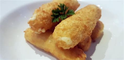 Palitos De Queso Mozzarella Fritos Empanizados En Un Plato Blanco