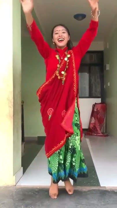 मगर्नी छोरीलाई सुहाउने पाल्पाली ढाकाको चोलिमा Sakkigoni Viral Video