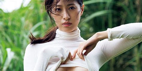 “霊長類最強グラドル”染谷有香、下乳チラリのsexyポーズ披露 モデルプレス