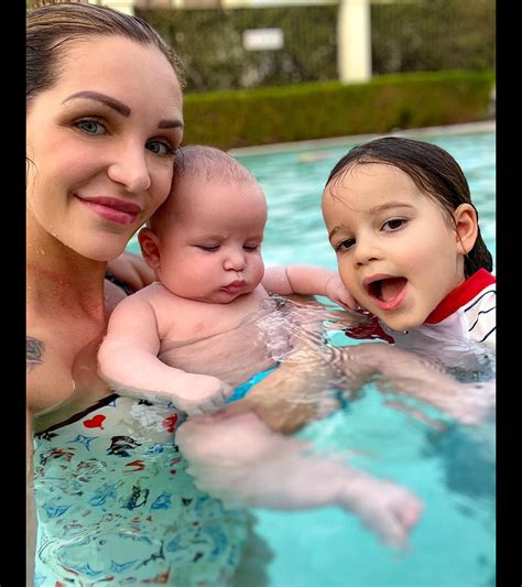 Photo Julia Paredes avec ses enfants Louna et Vittorio à la piscine