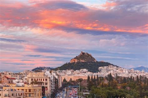 Monte Lycabettus Elev Ndose Por Encima De Los Tejados Del Casco Antiguo