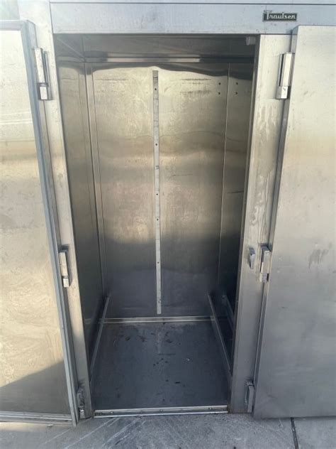 Traulsen Model Rri Lut Fhs Two Door Rolling Refrigerator For Sale