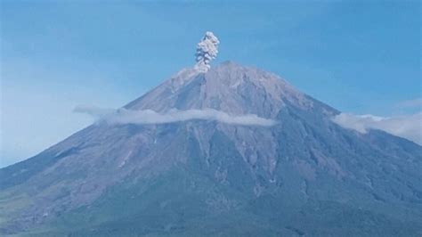 Erupsi Gunung Semeru Oktober Kolom Abu Setinggi Meter