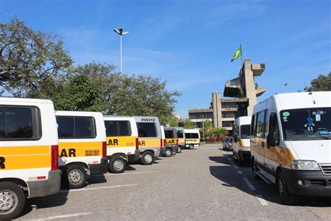 Motoristas de vans escolares fazem protesto em frente à Prefeitura de