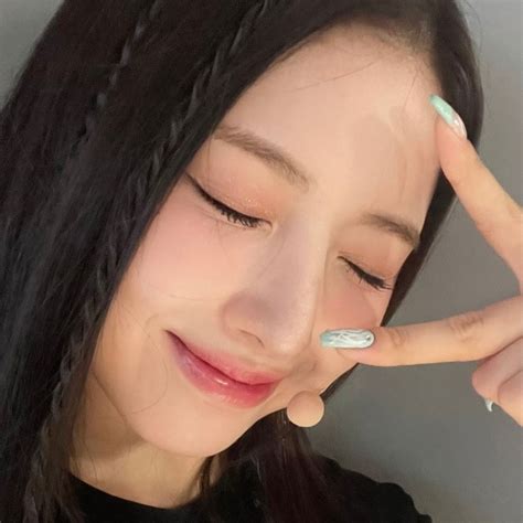 Kim Jiwoo Nmixx Selca Icon Pfp Kpop In Divine Feminine Kpop