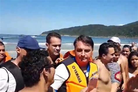 No Guarujá Bolsonaro Passeia Na Praia E Posa Com Aglomeração De