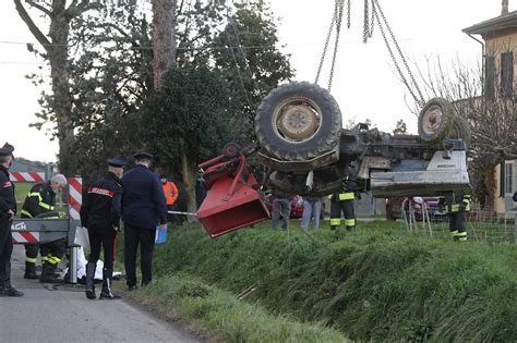 Si Ribalta E Finisce Nel Fosso Con Il Trattore Muore Un Agricoltore