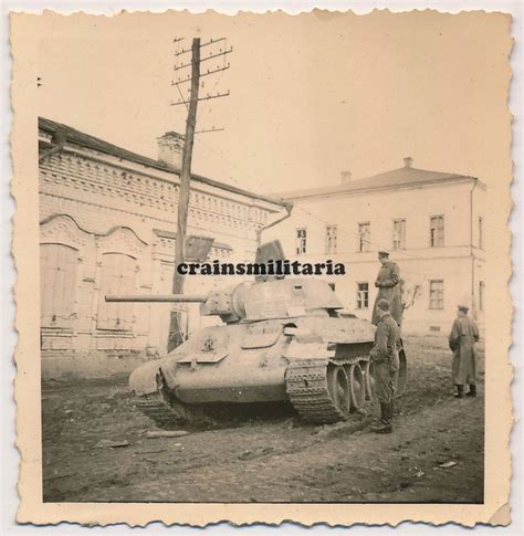 Orig Foto Russische Beute Panzer T 34 Tank In Stadt In Russland