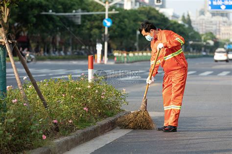 打扫马路街道的环卫工人高清图片下载 正版图片501665977 摄图网