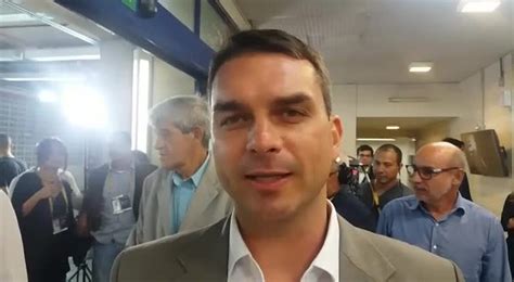 Fl Vio Bolsonaro Psc Chega Aos Est Dios Globo Para Debate Rio De