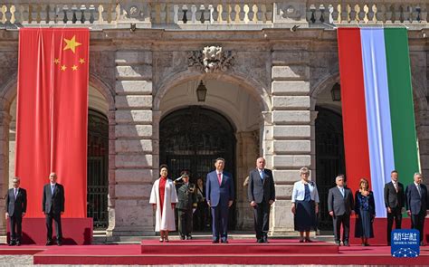 习近平出席匈牙利总统舒尤克和总理欧尔班举行的欢迎仪式今日中国