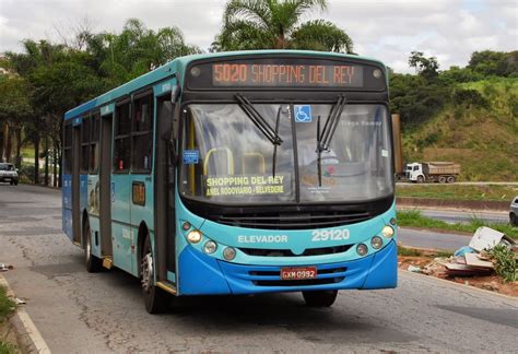 Três pessoas ficam feridas após acidente entre ônibus e caminhão no