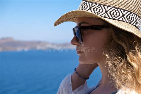 Bella Joven Con Gafas De Sol De Vestimenta Blanca Y Sombrero De Paja Bikini Mirando Al Mar En El