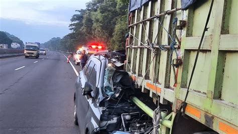 Kronologi Tabrakan Di Tol Cipularang Xenia Masuk Kolong Truk Dan Terseret