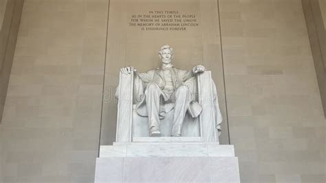 La Estatua De Abraham Lincoln Sentado En Una Silla En El Monumento Al