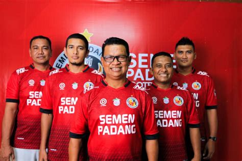 Manajemen Semen Padang Fc Tunjuk Delfi Adri Jadi Pelatih Kepala