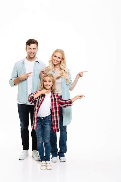 Retrato De Cuerpo Entero De Una Joven Familia Alegre Foto Gratis