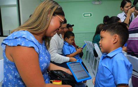 Miles de estudiantes salvadoreños reciben tabletas y computadoras