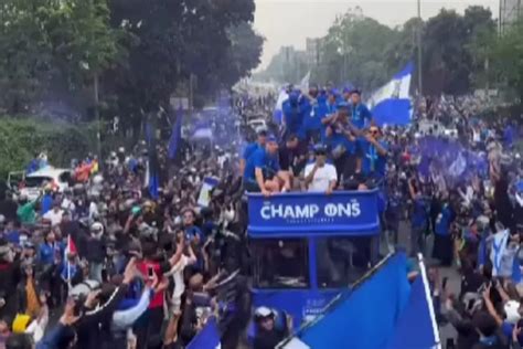 Euforia Juara Persib Bandung Puluhan Ribu Bobotoh Tumpah Ruah Di Jalan