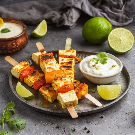 Paneer tikka ist ein gericht der indischen küche mit gegrilltem paneer