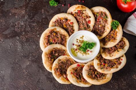 Sfiha Lahm bi Ajeen czyli mini pizza z mięsem mielonym