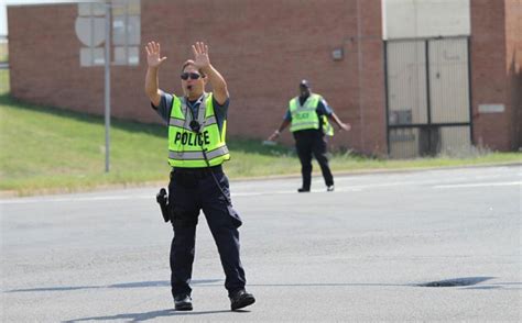 Traffic police wearing a new reflective vest on duty | Chinastars