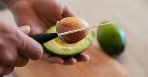 Avocado Hand Warning Doctors Demand Warning Labels On Avocados After Spike In Slicing