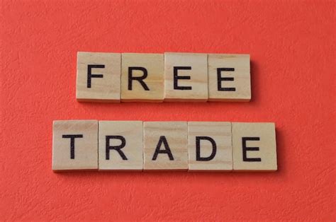 Letras Cuadradas De Madera Con Texto Libre Comercio Foto Premium