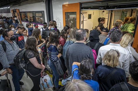 Aglomeraciones Y Retrasos En La Huelga De Renfe Fotos