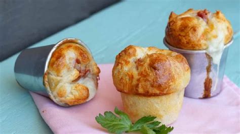 Brioches salées au salami et au fromage un apéritif super savoureux