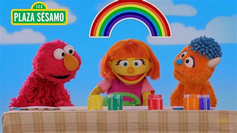 Plaza Sésamo Elmo Julia y Rudy pintan los colores del arcoíris