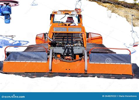 Snowcat Ratrack With Snowplow Grooming Machine Remover Truck Preparing