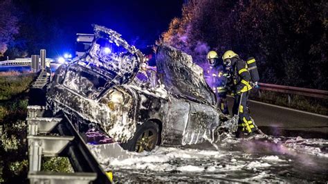 B29 bei Waiblingen Auto fängt nach Unfall mit Lastwagen Feuer Fahrer