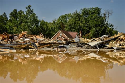 Tennessee Flooding: Rescuers Search For People Still Missing - The New York Times